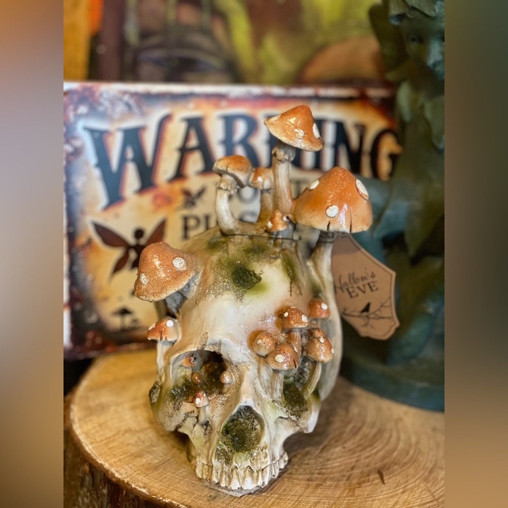 HALLOW’S EVE NWT Mossy Glitter Mushroom Garden Skull Sculpture Holiday Decor